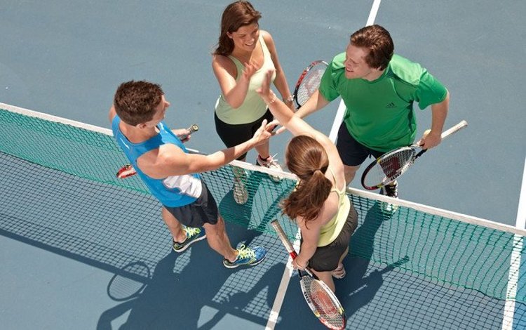 WIE NEEM JIJ MEE NAAR DE TENNISBAAN?